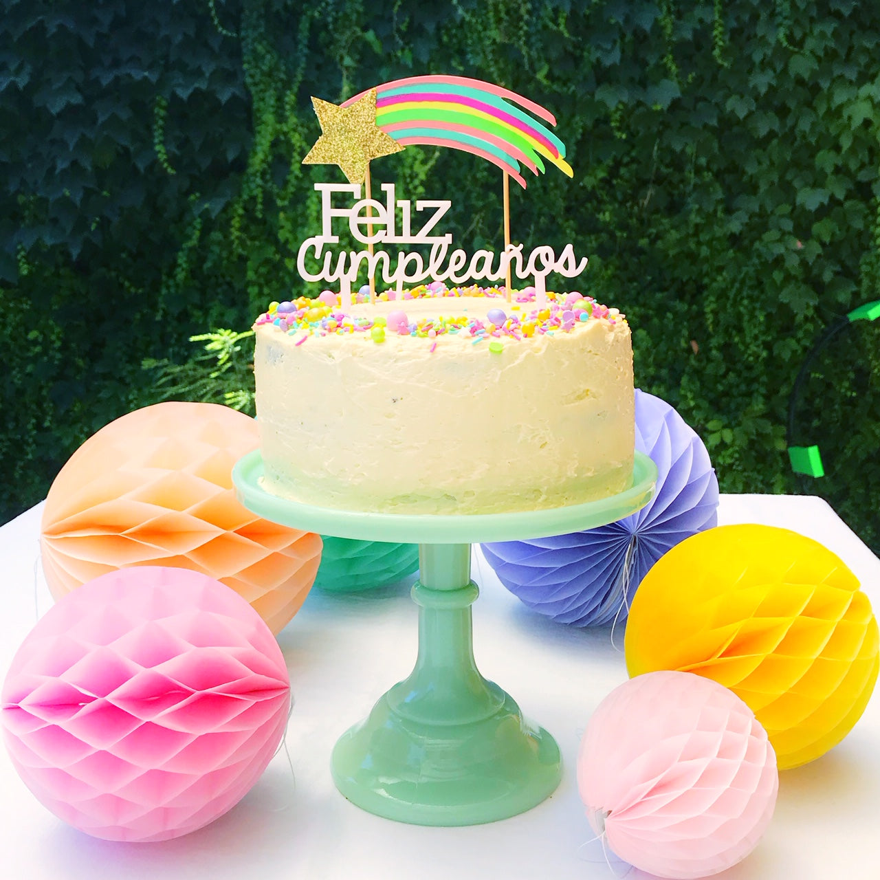 Con este topper para torta con forma de estrella fugaz, la torta más sencilla se verá increíble !  Contiene 1 topper en forma de estrella y combina muy bien con la linea Arcoiris y Unicornios de Meri Meri.